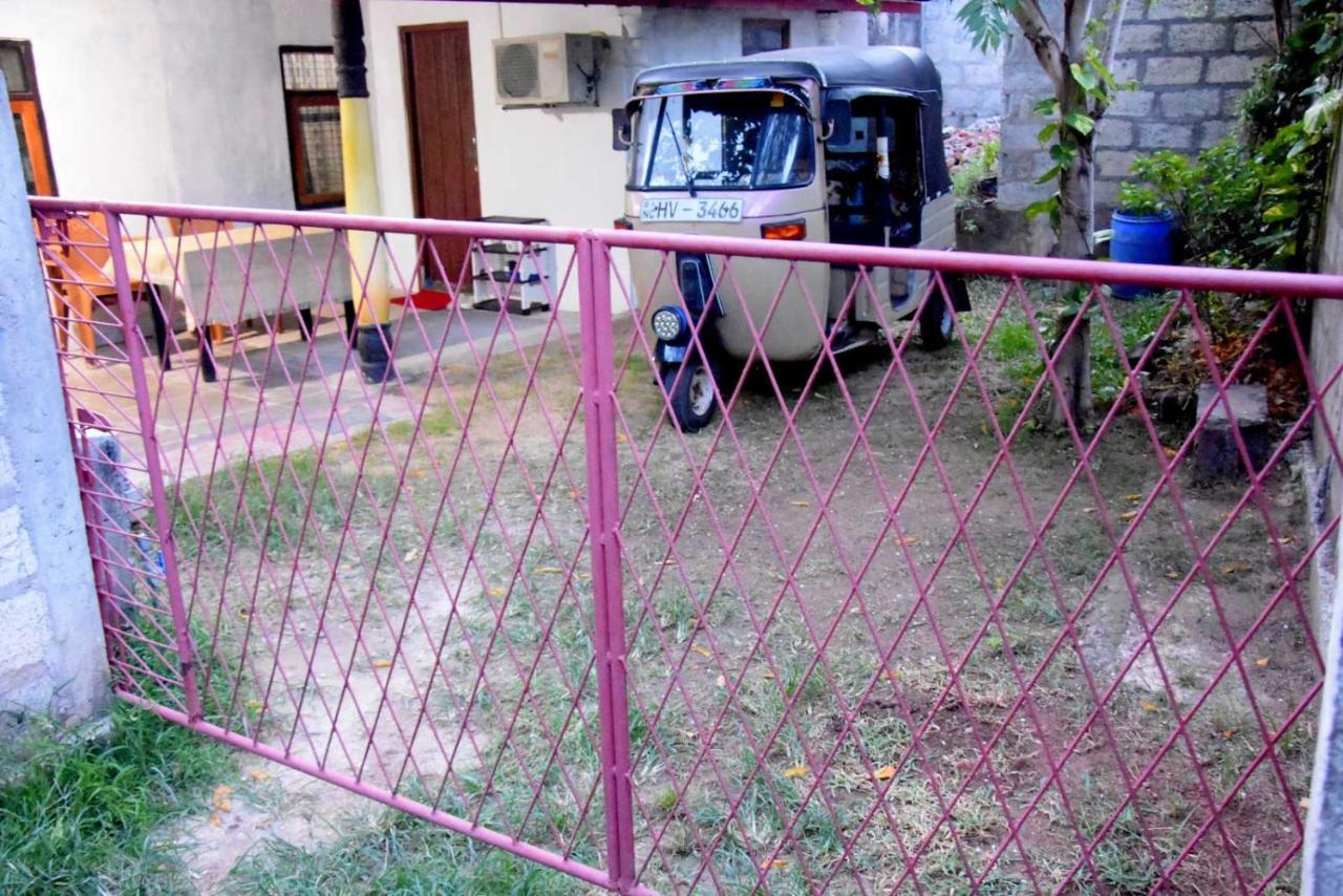 Meera Homestay & Guest House アヌラーダプラ エクステリア 写真